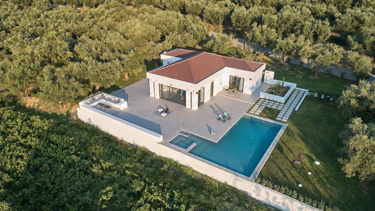Drallos Luxury Villa - Private Heated Pool & Large Groups, by ZanteWize - B&B