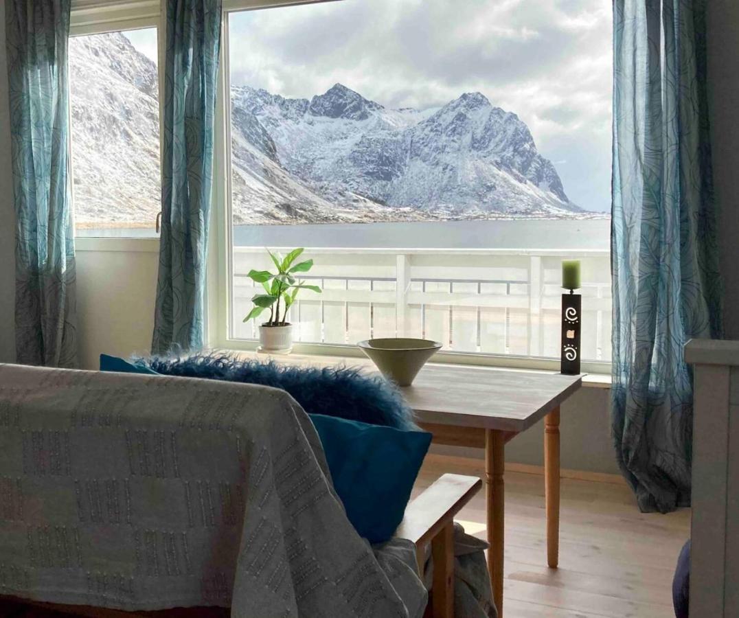 Charming house in fjord Lofoten - B&B