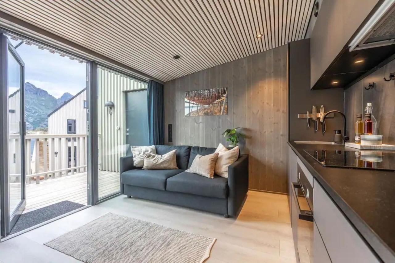Modern apartment by the sea in Henningsvær - B&B Henningsvaer