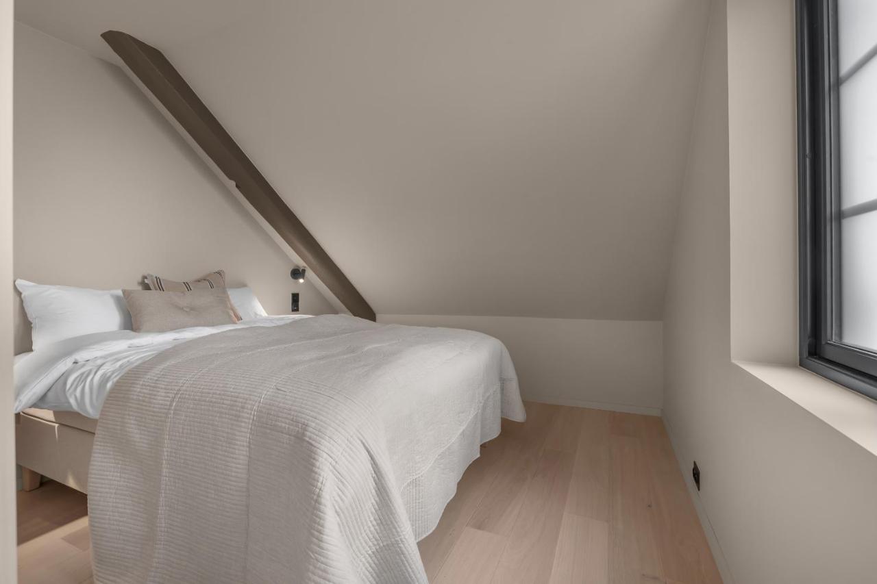 Four-Bedroom Apartment with Balcony 