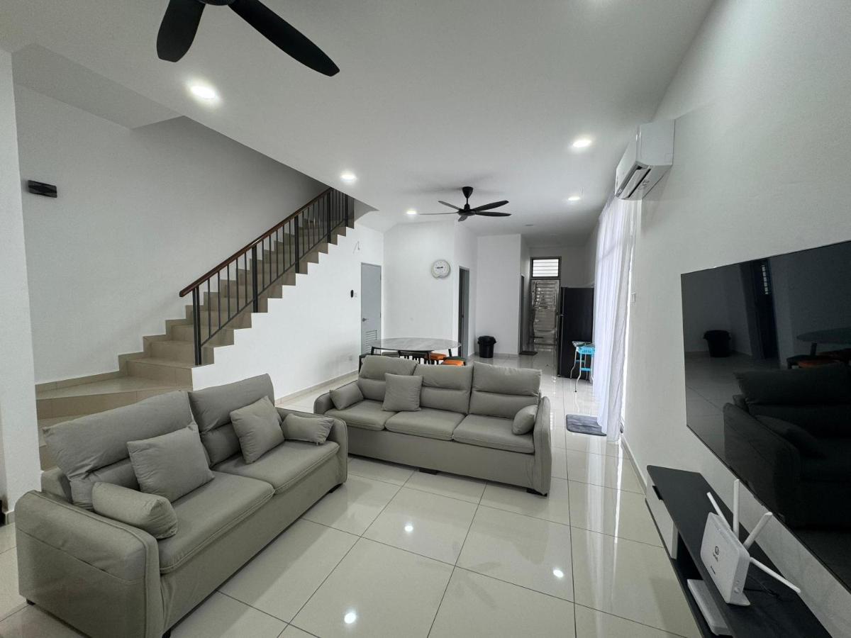 Austin JB Gather Corner Lot 15pax,Tebrau, Ikea - B&B Johor Bahru