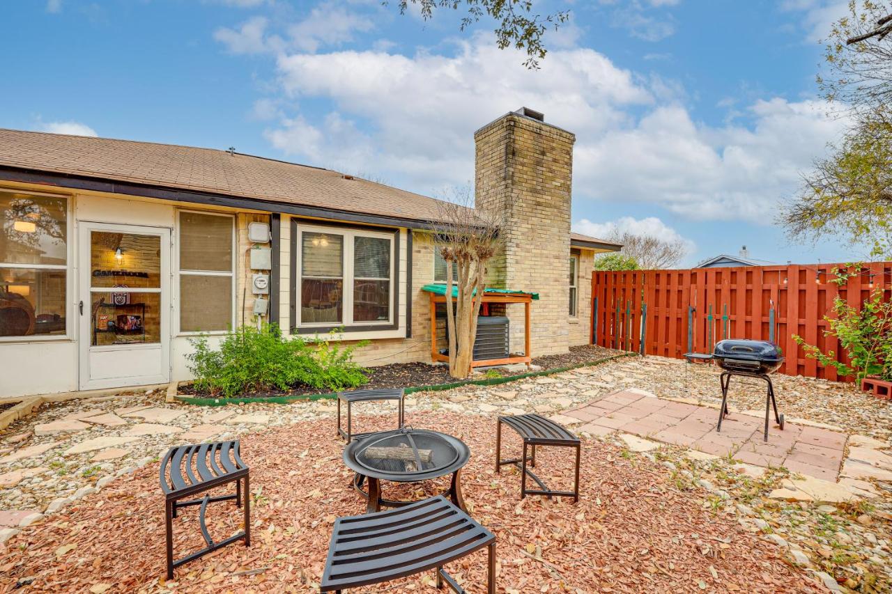 3 Mi to Randolph AFB Family Home with Poker Table! - B&B