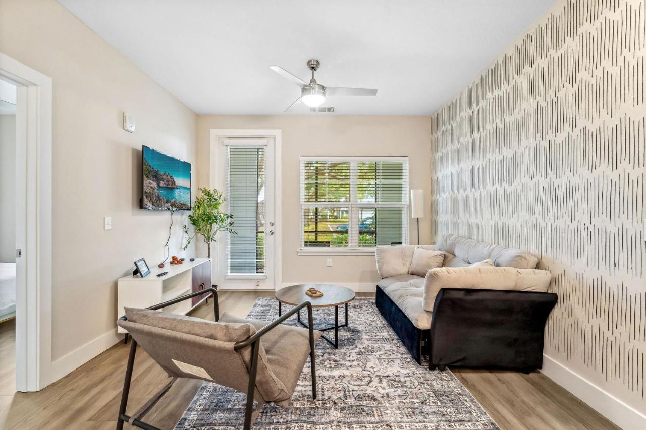 Private Full Modern King Suite, Resort Amenities & Great Pool - B&B