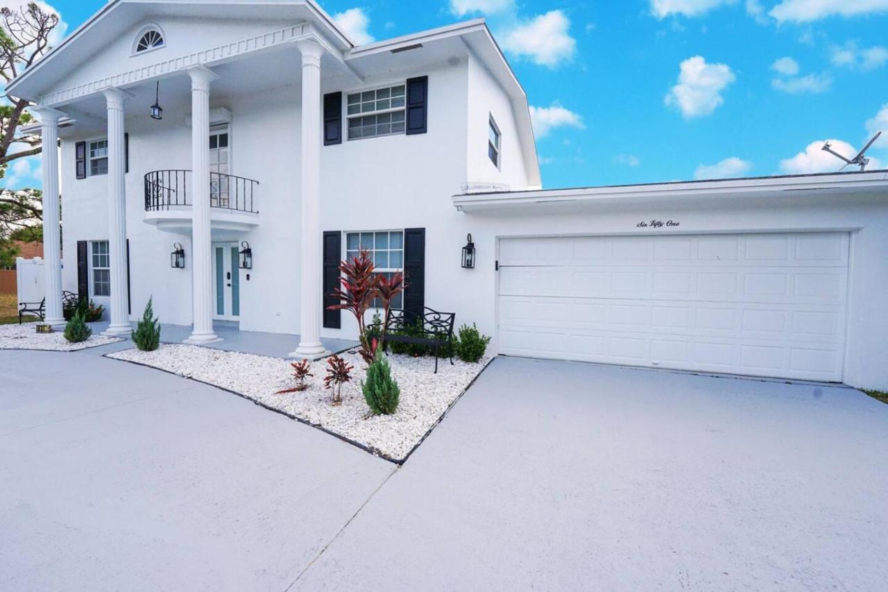 Newly Renovated Coconut Creek Home with Pool and Billiards - Chambres d'hôtes Coconut Creek