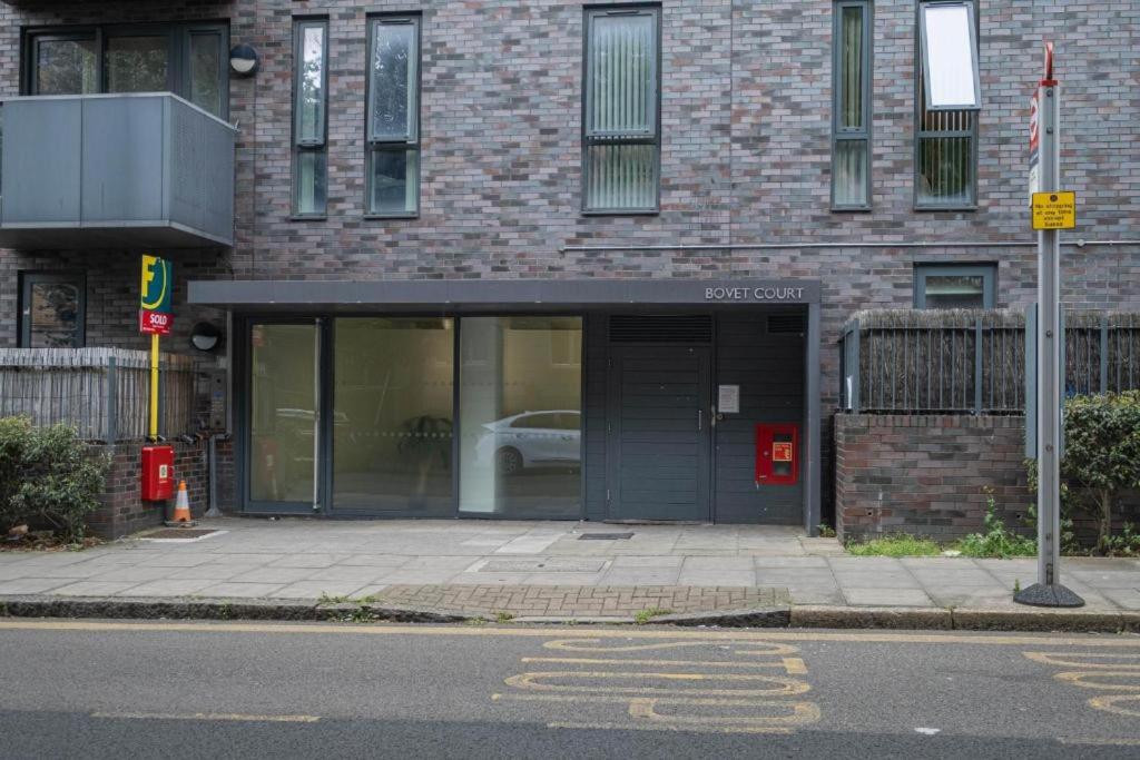Modern 3-Bedroom, 1-Bathroom Apartment in East London - B&B