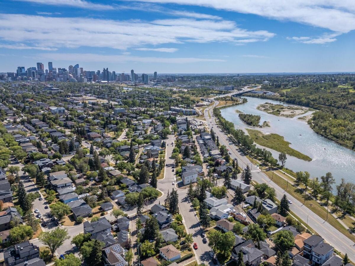 5 bed Luxury Home Steps to DT, River and Hospital - Chambres d’hôtes Calgary