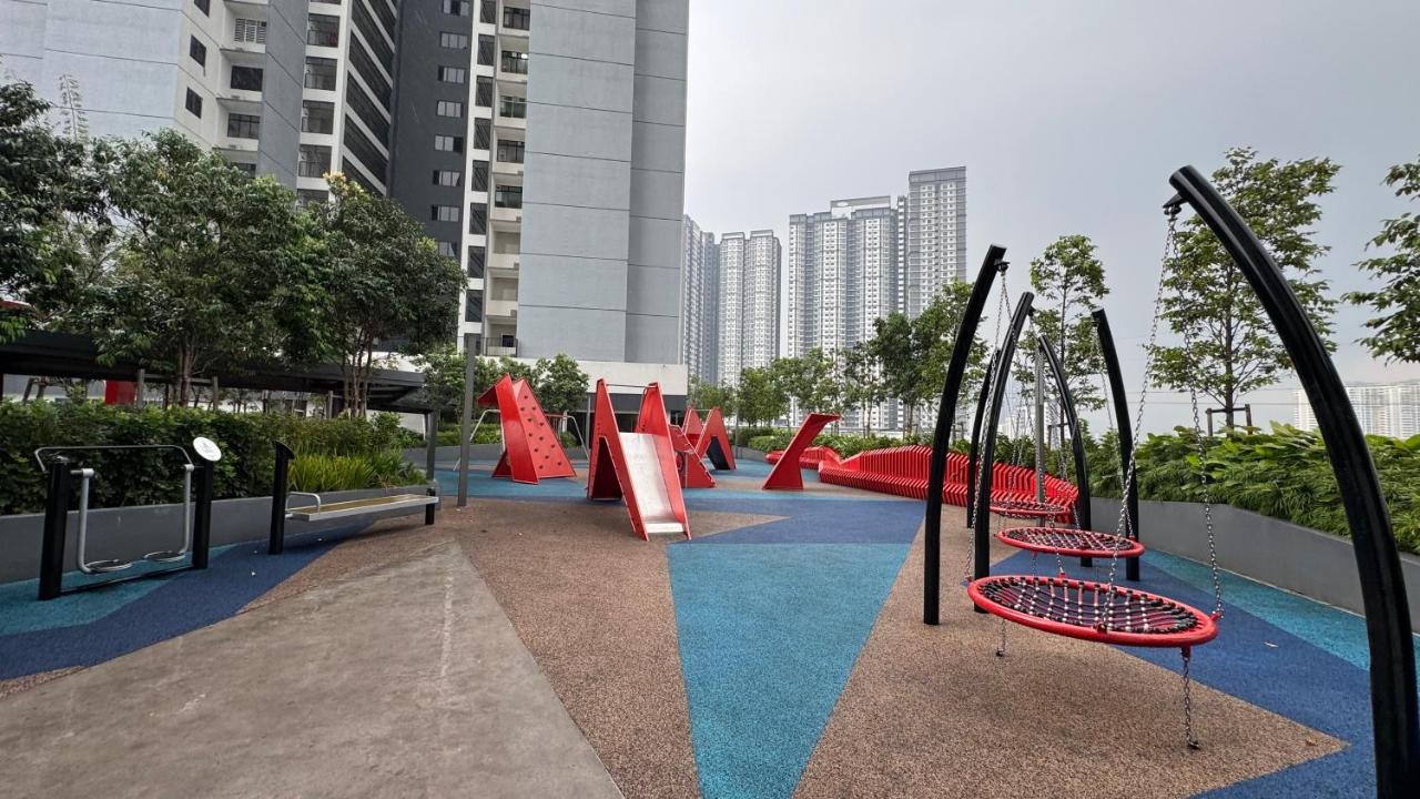 Vista Sentul Residences, Elegant 3-Bedroom Fully Air-Con - Ferienwohnung