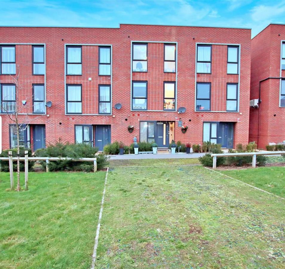 Modern Spacious 3 Bedroom House in Hertfordshire - Bed and Breakfast