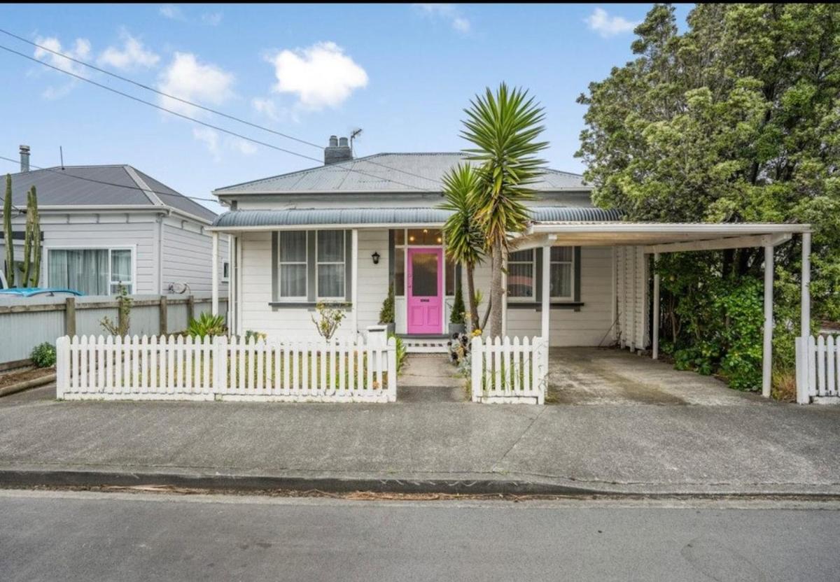 Cottage vibes in Petone, close to beach and shops - B&B