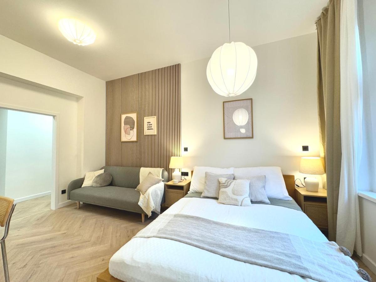 Rentero Golden Wabi-Sabi Apartment, Prague - Ferienwohnung Prag