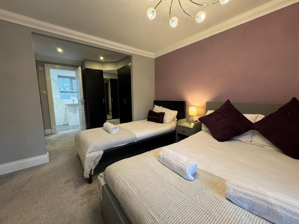 Badgers House - 6 Bedrooms, Sleeps 14, Parking, Wifi - B&B Wroughton