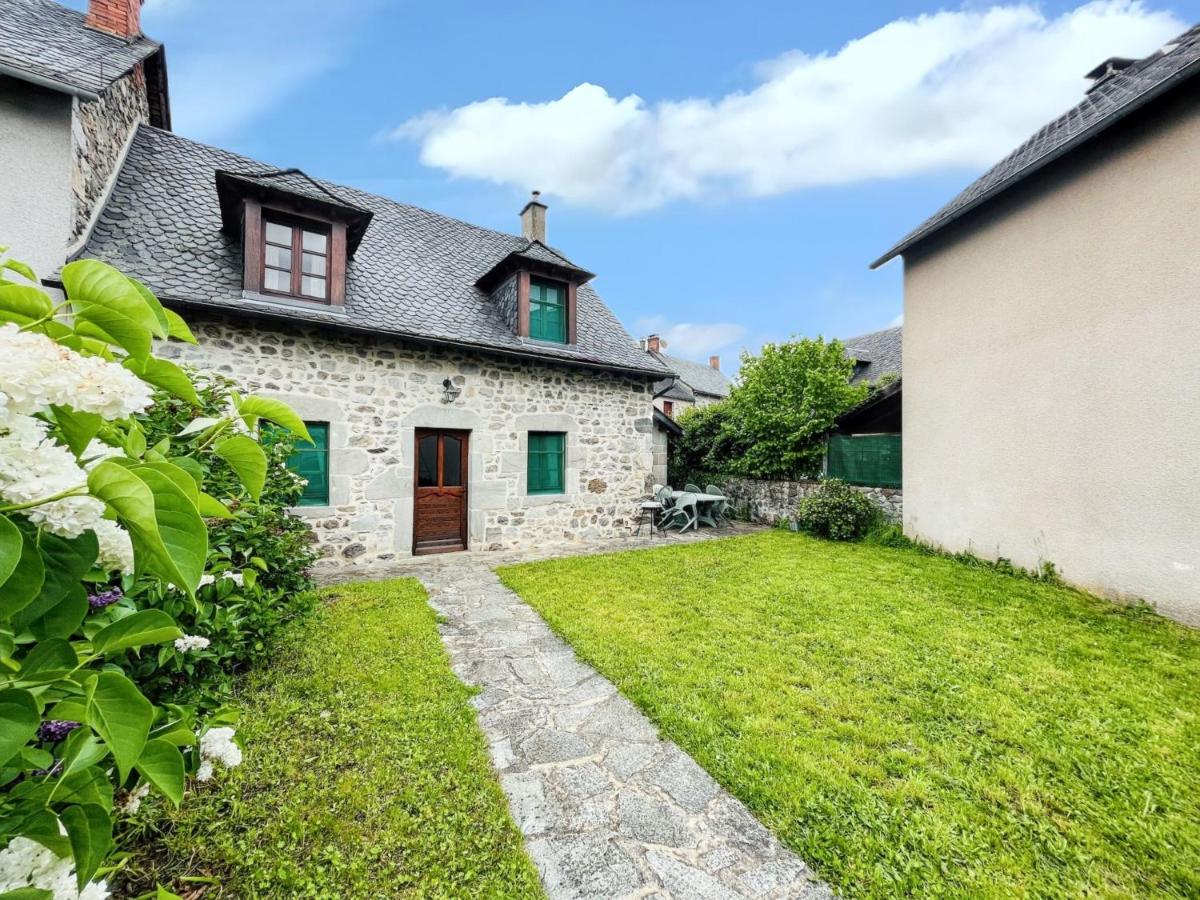 Maison cosy à Lanobre + Jardin - Bed and Breakfast