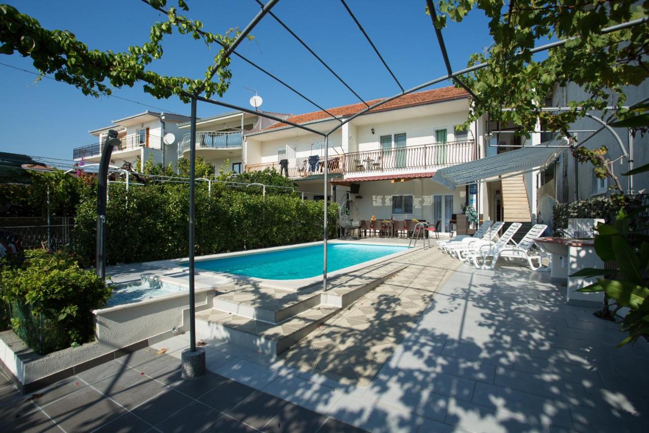 Beachfront Holiday Home MaMi - Bed and Breakfast Poljica
