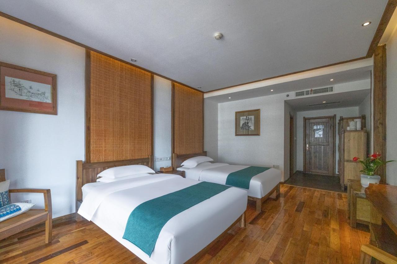 Tweepersoonskamer met 2 Aparte Bedden en Uitzicht op de Bergen