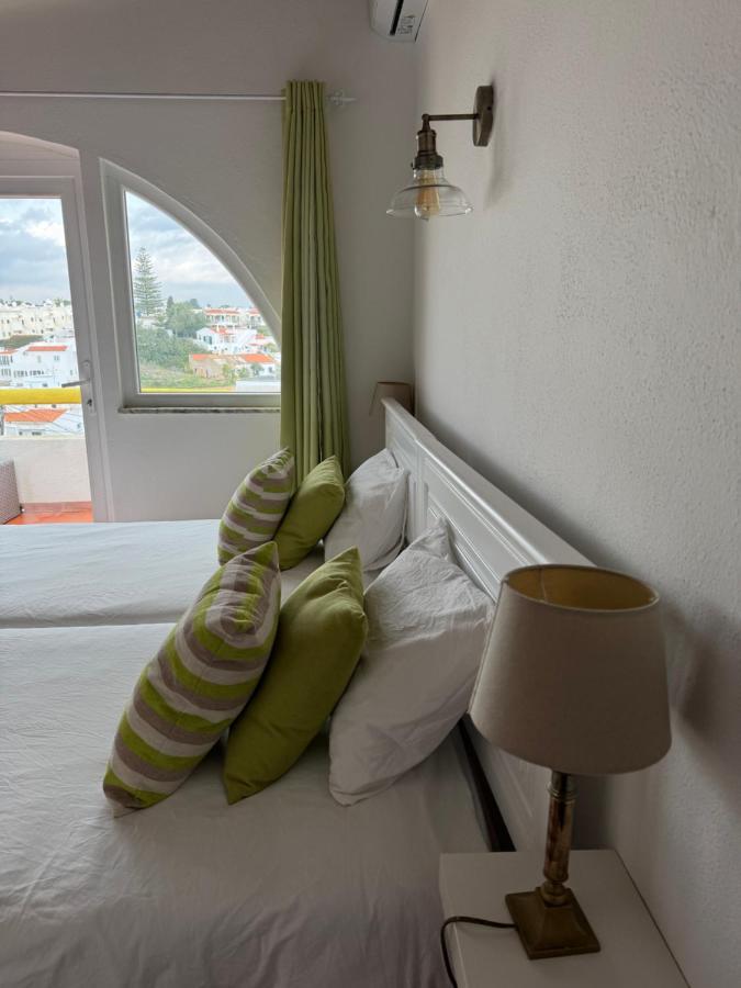 Kamer met 1 Groot Bed of 2 Aparte Bedden en Uitzicht op de Stad