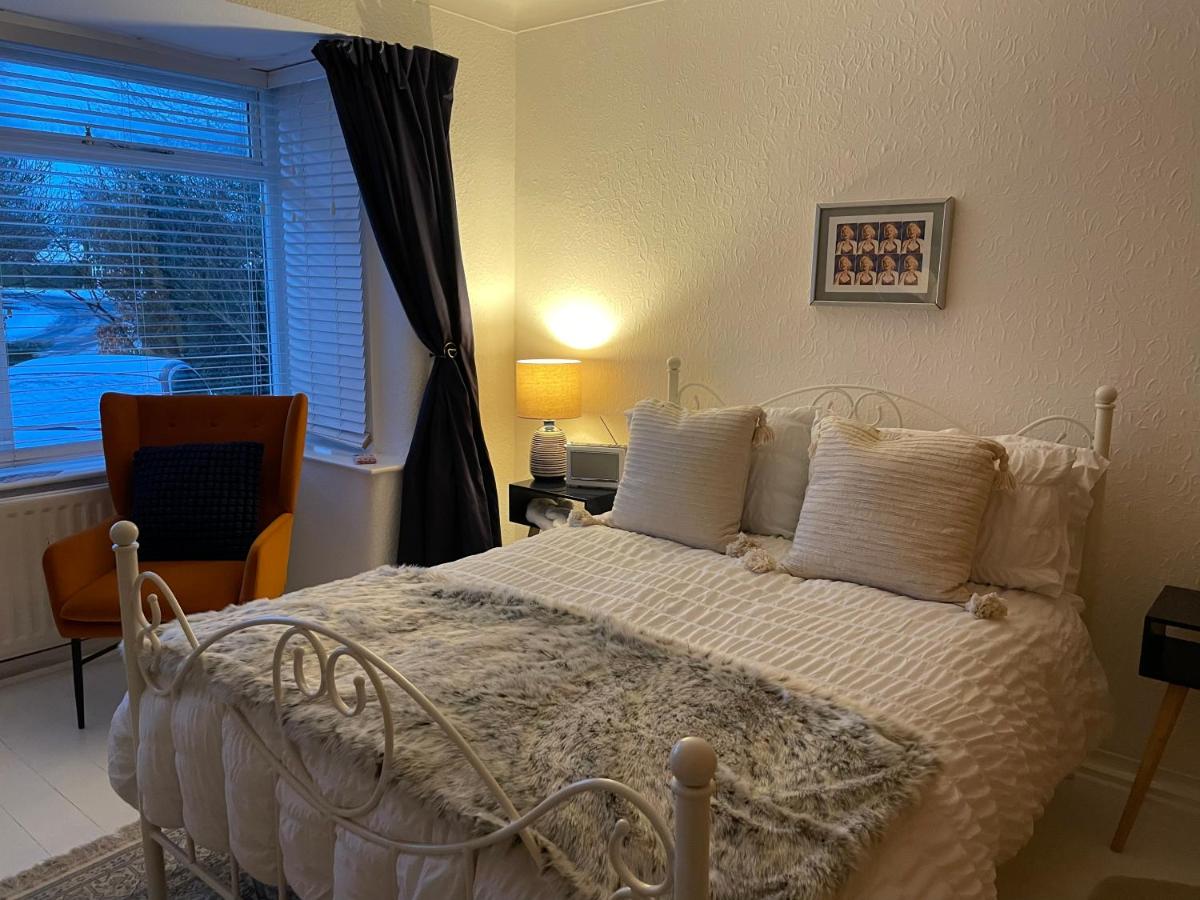 Number 78 M56 junction 12 located 5 minutes drive from Frodsham Daresbury and Walton Gardens Continental breakfast Included - B&B