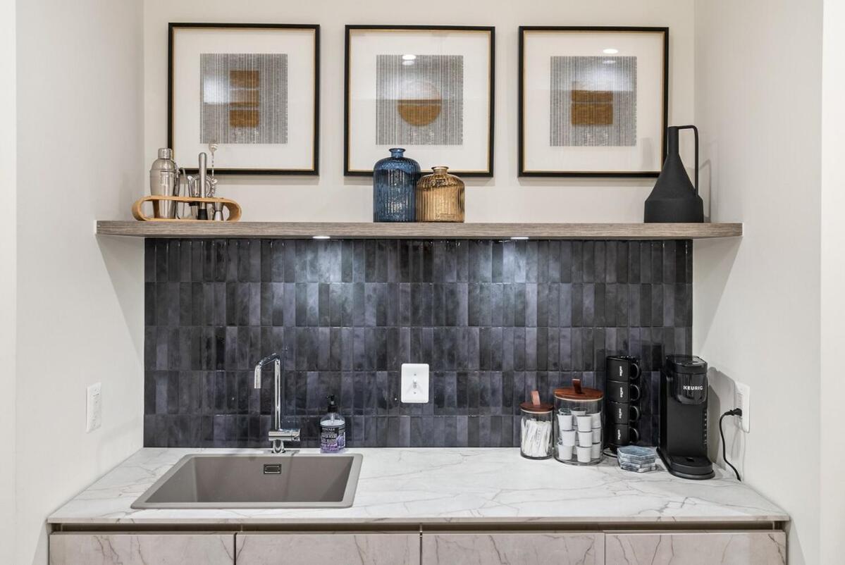 Modern DC Home - 3 bedroom with Parking - Bed and Breakfast Washington