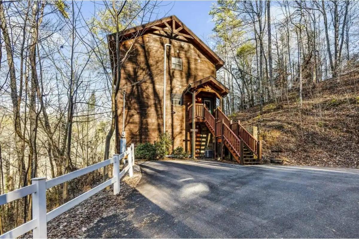 3 BD w Pool! Hot Tub! Sauna! 5 mins from parkway! - B&B