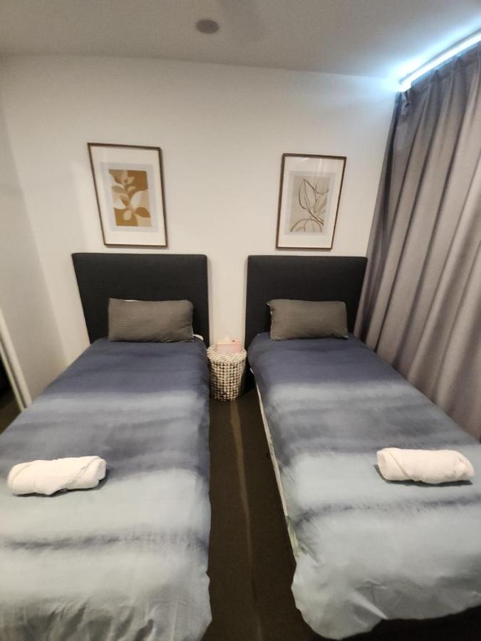 Southbank Apartment with pool Brisbane CBD Hosted by Homestayz - Chambres d'hôtes Brisbane