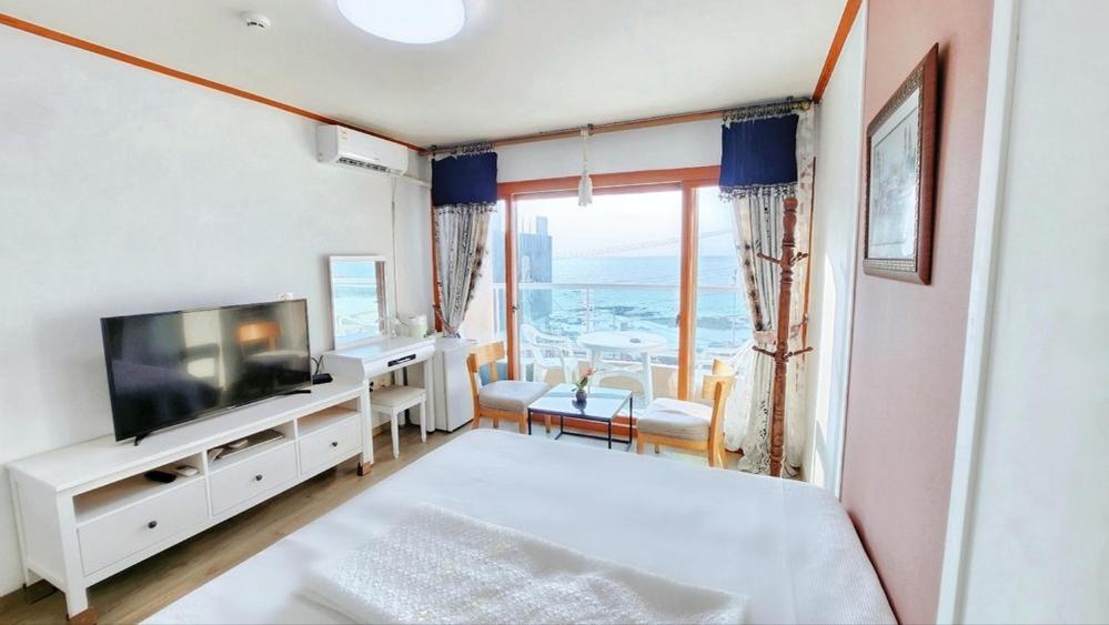 Double Room with Sea View 4
