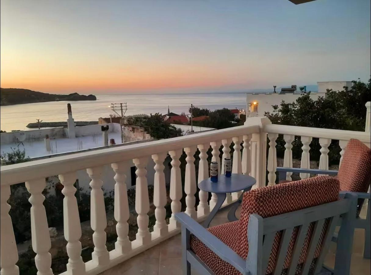Karaburun'da Deniz Manzaralı Ferah Dubleks Villa - B&B