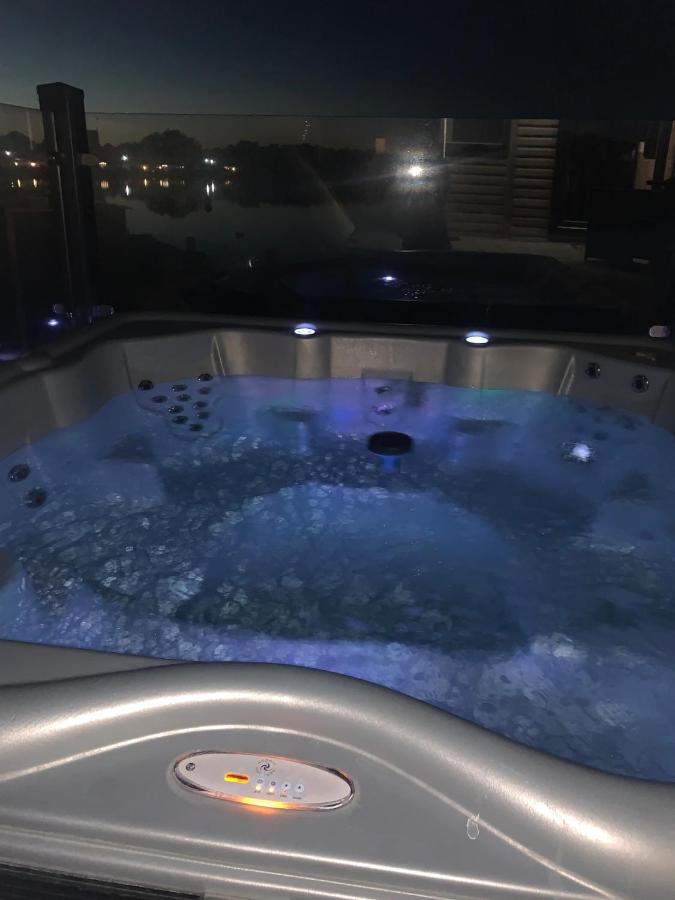 Lakeside Lodge - Jet Ski Lake - B&B