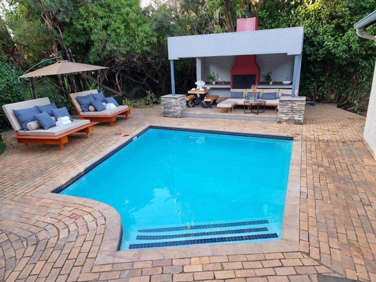Luxury solar powered villa with pool and sauna in Northcliff - Bed and Breakfast
