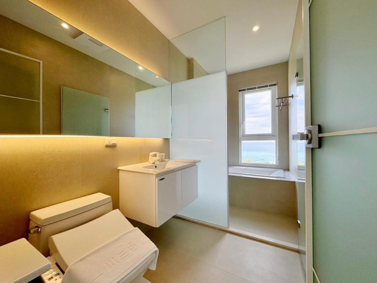 Habitación con cama grande y vistas al mar