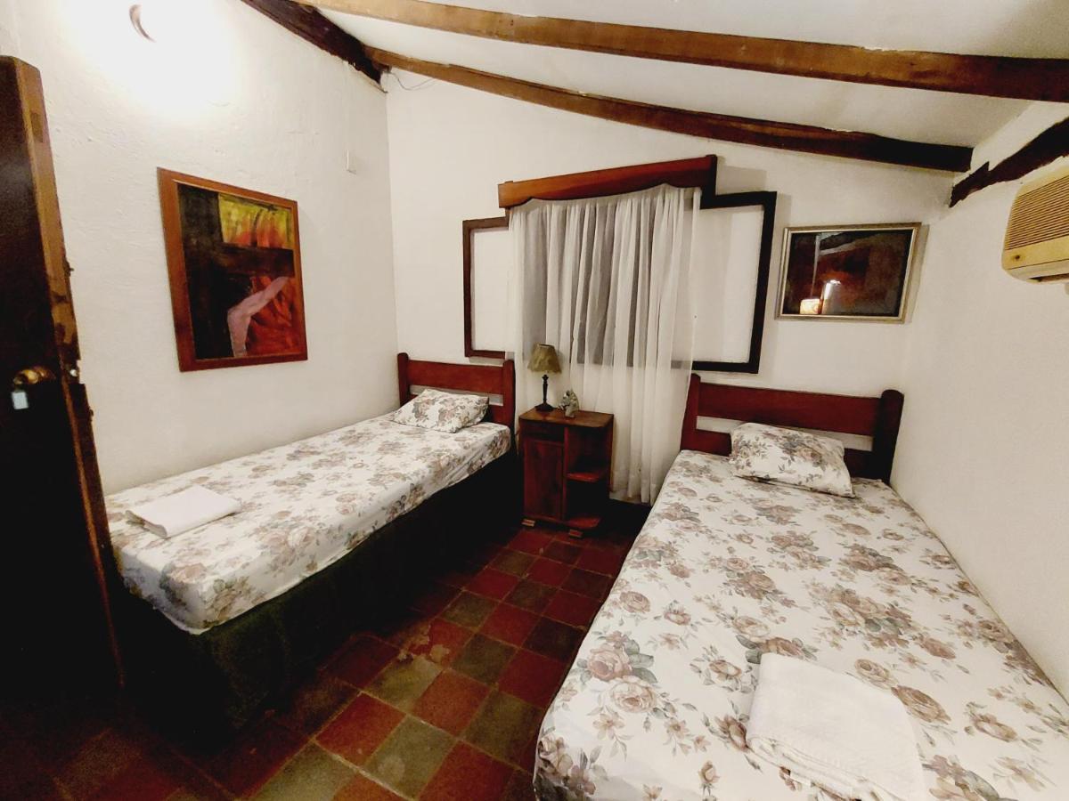 Standaard Tweepersoonskamer met 2 Aparte Bedden - Gedeelde Badkamer