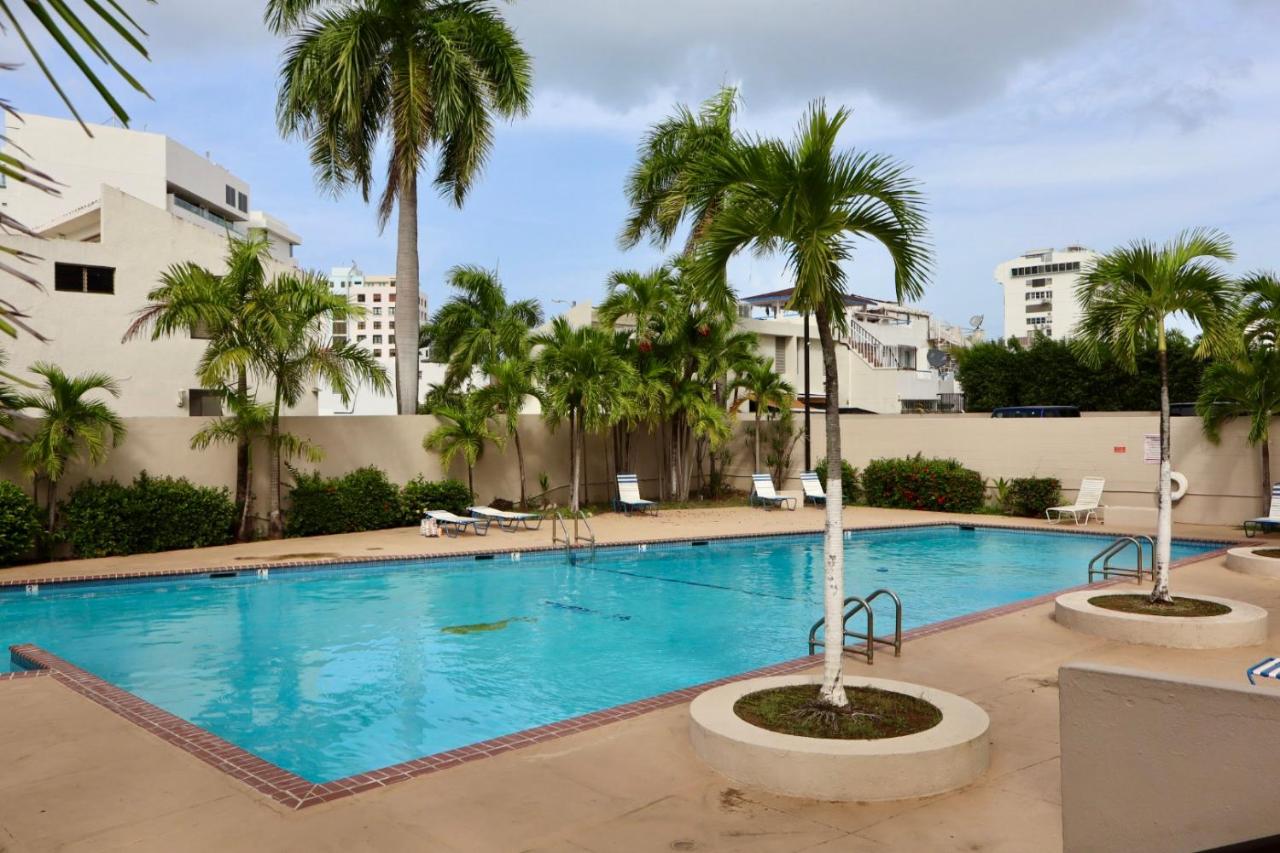 Downtown Isla Verde Luxe Apartment with Pool - Chambres d’hôtes