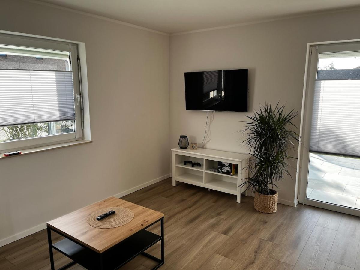 schöne Ferienwohnung am Badesee bei Rostock - B&B