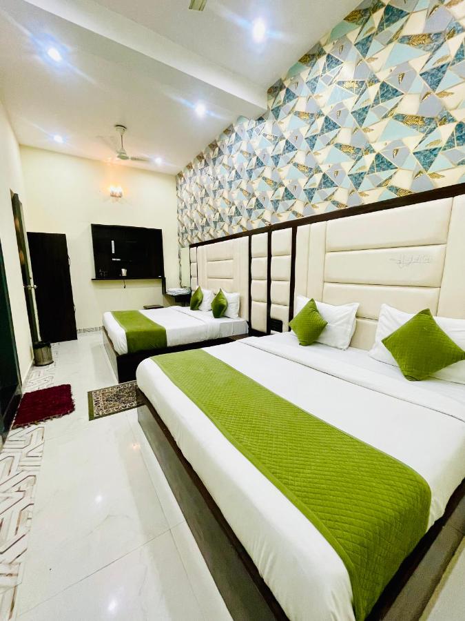 Hotel Urban international - Modern Facilities - 5g internet - Free Parking - Tourist Area With Nearby Restaurant and Mall- Top Rated by Booking - B&B Mathura