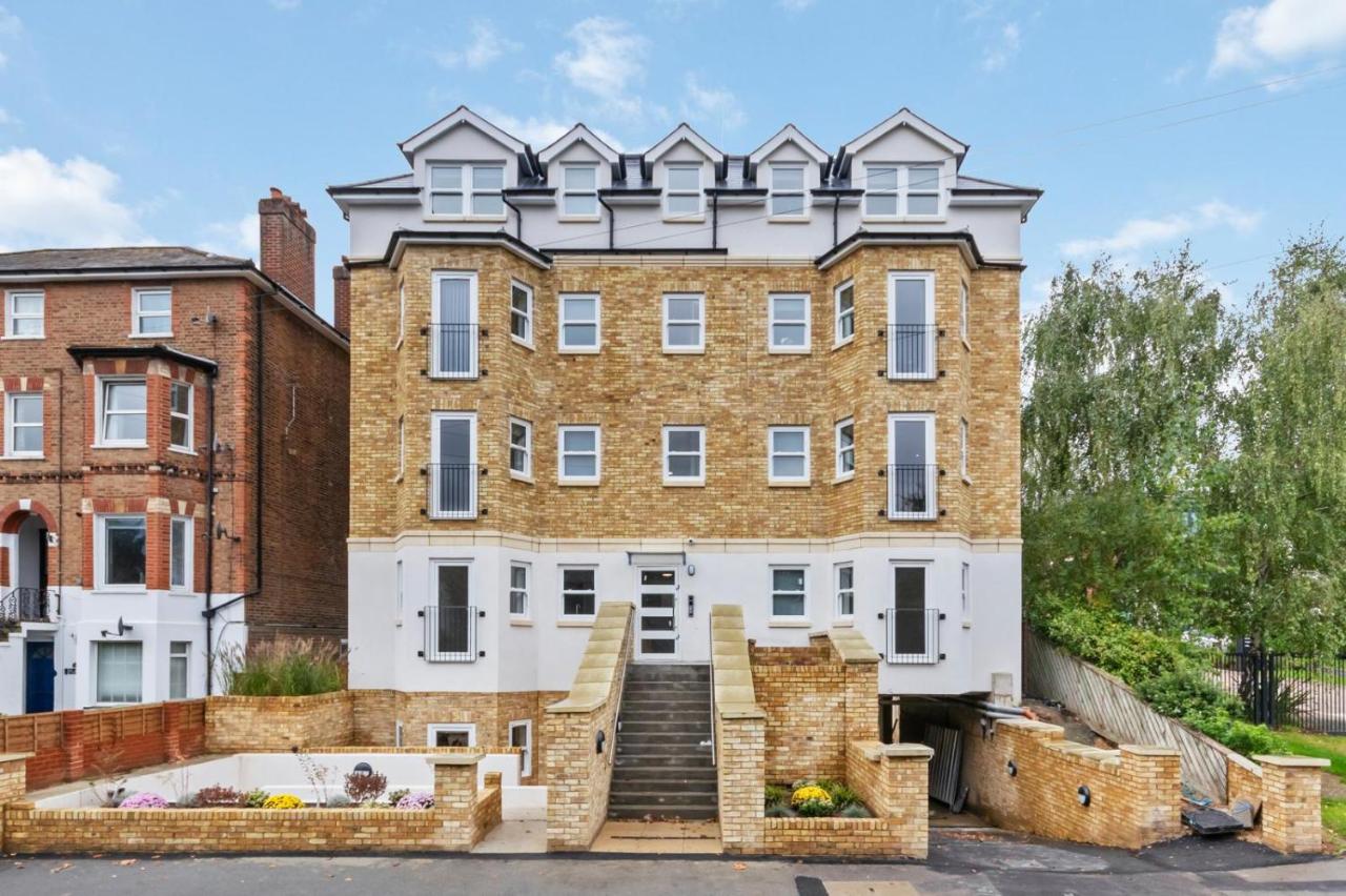 Modern 2-Bedroom Apartment, Leatherhead, Sleeps 4 - B&B