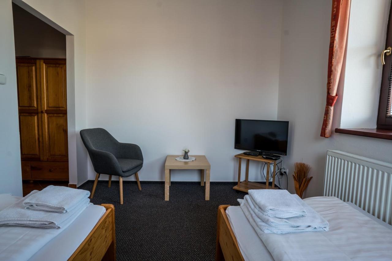 Tweepersoonskamer met 2 Aparte Bedden en een Extra Bed