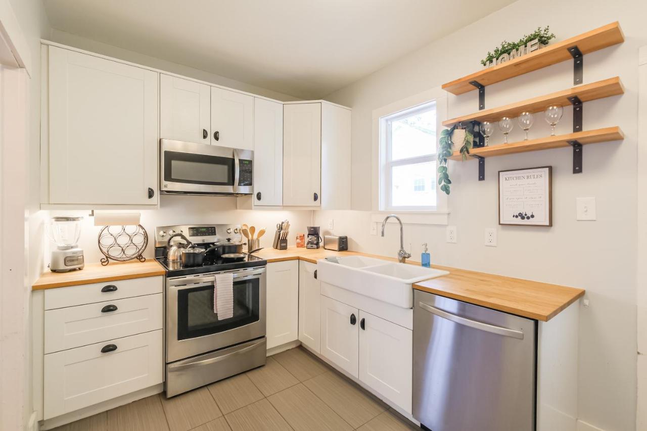 Lindale Charming Home Sleeps 4 Yard WiFi - B&B Houston