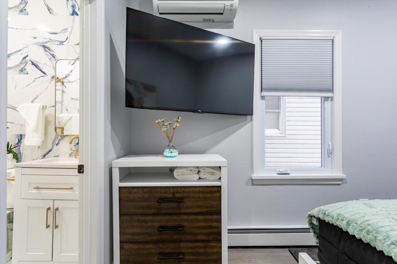 Modern Escape 3BR Apt with Parking - B&B New Rochelle