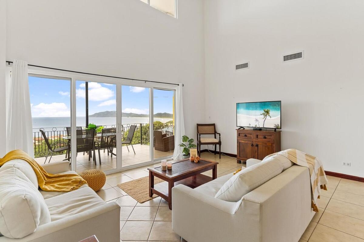 MPH Spacious Penthouse with Ocean Views - Bed and Breakfast