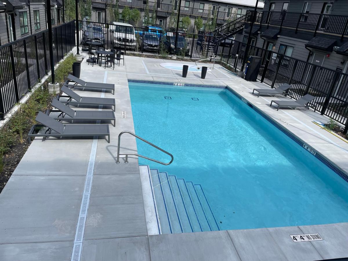 Skyline Peaks 102 - Mountain Retreat -AC-BBQ-Hot Tub-Pool - B&B Canmore