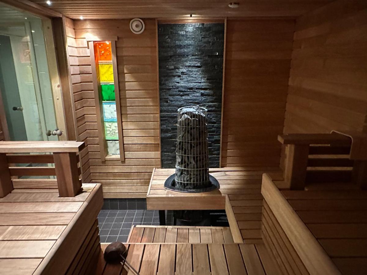 Luxury City Apartments, Downtown Loft House with Private Sauna - B&B