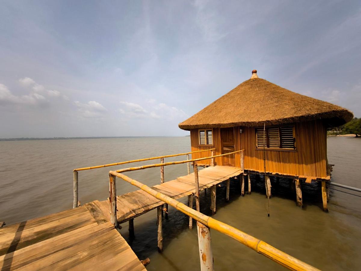 Zimmer mit Kingsize-Bett und Seeblick