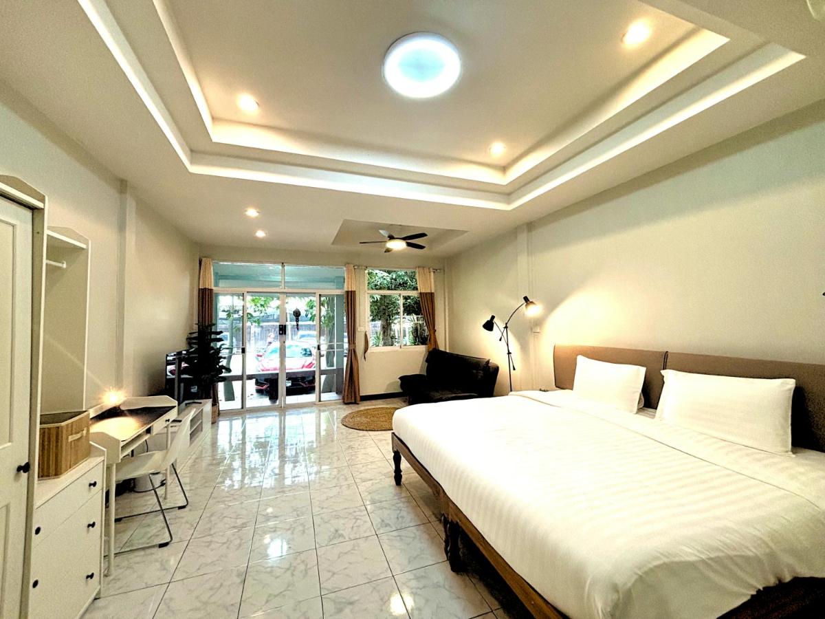 King Studio with Sofa Bed