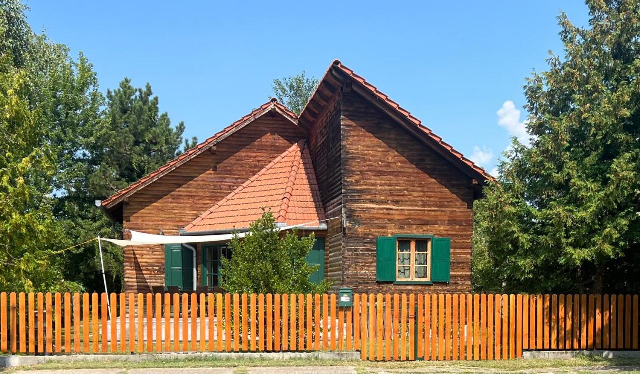 Zöldfenyő nyaraló, Ferienhaus Tannengrün - B&B Balatonkeresztúr