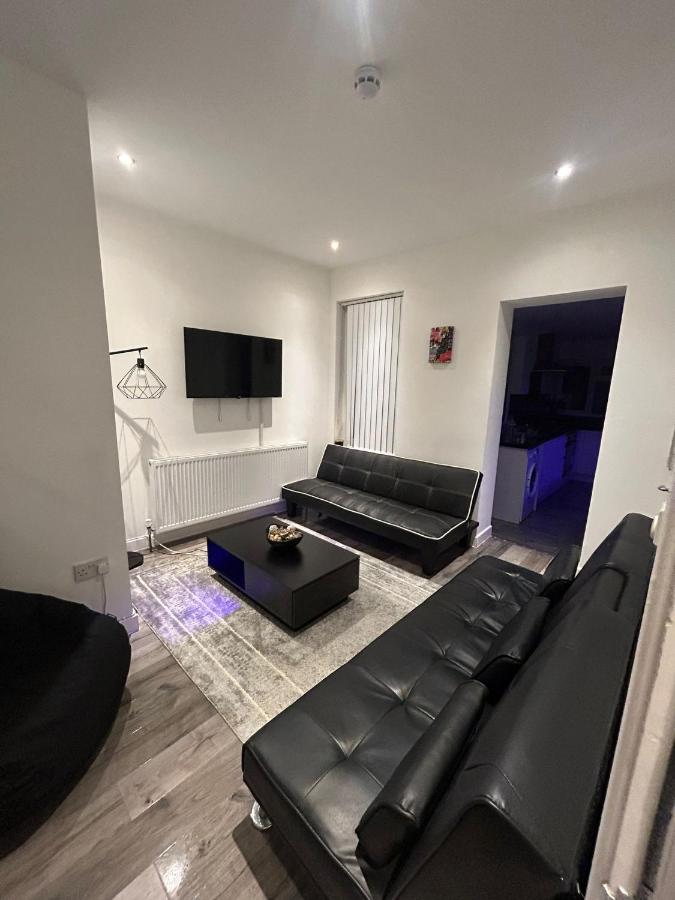 Large 6 Bed 6 Bathroom House - Ideal For Families, Large Groups, Contractors & Business Travellers - Bed and Breakfast
