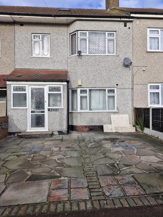 Guest house in Dagenham East by Fenia - B&B