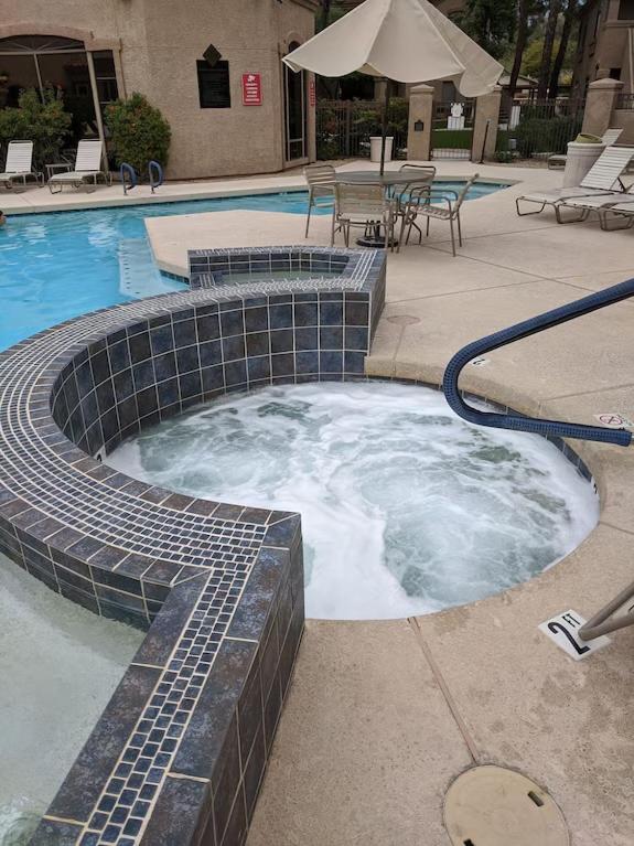 Stay in Style Scottsdale 1st Floor Condo - B&B