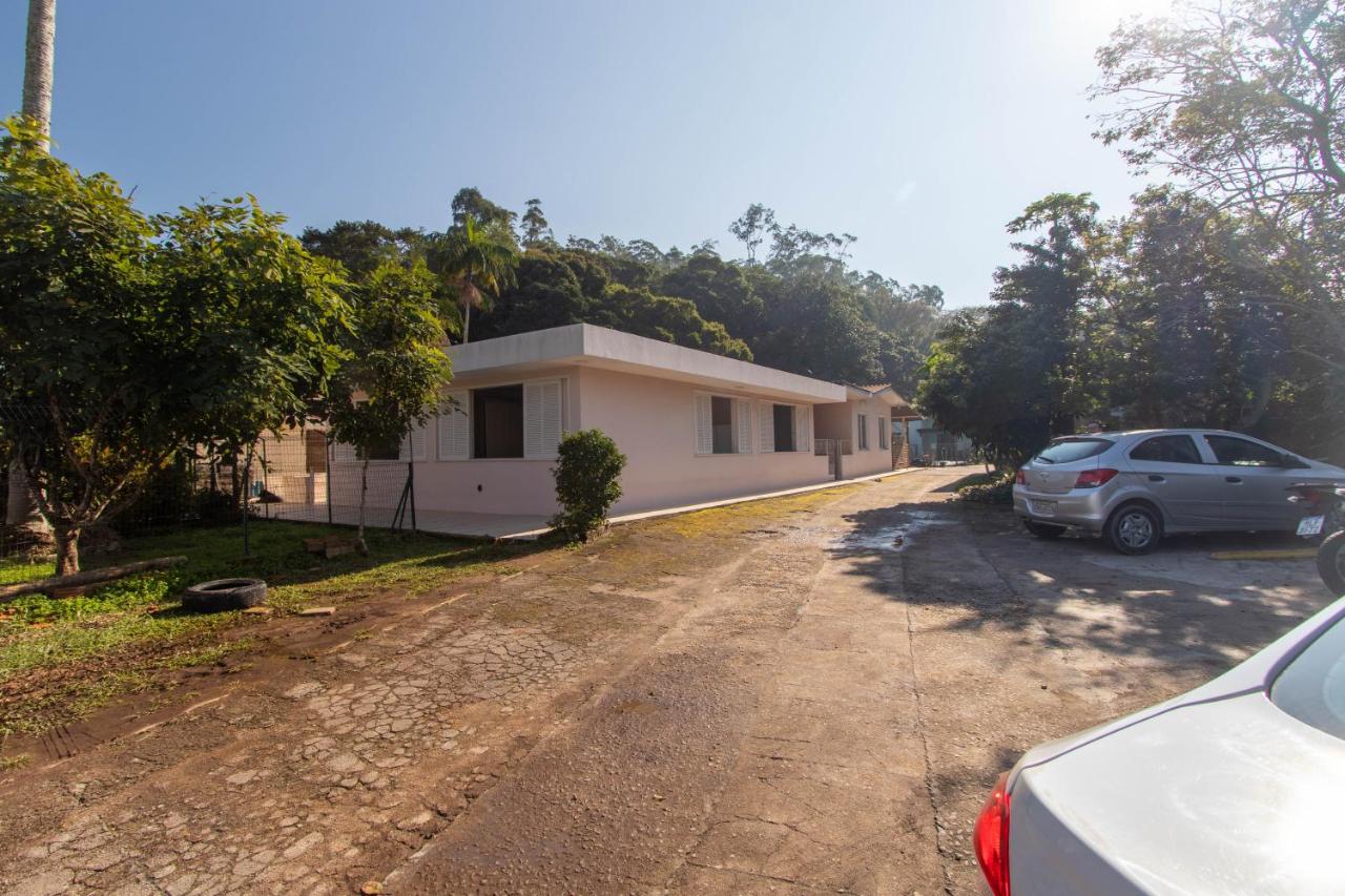 Casa Espaçosa com Piscina, Churrasqueira e Área verde em Sambaqui ao Lado da Praia - Floripa - B&B