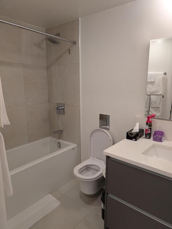 Modern 2 bedroom condo with AC in Olympic Village - Bed and Breakfast Vancouver