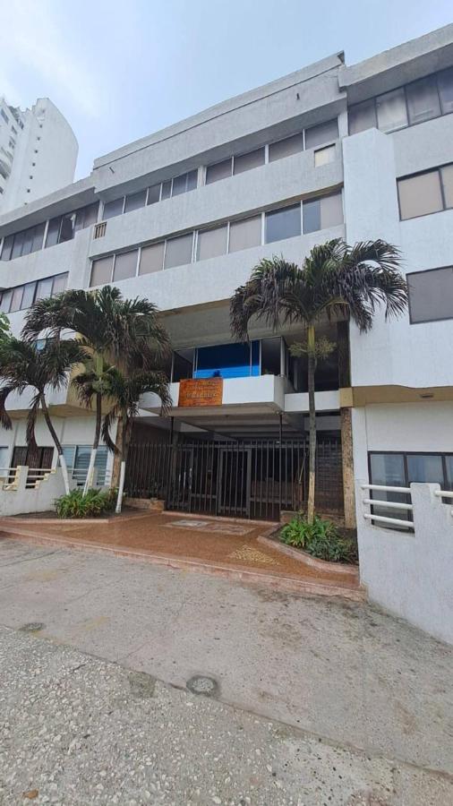 Nice Beach-front Studio with 2 Beds, Aircon & more - B&B