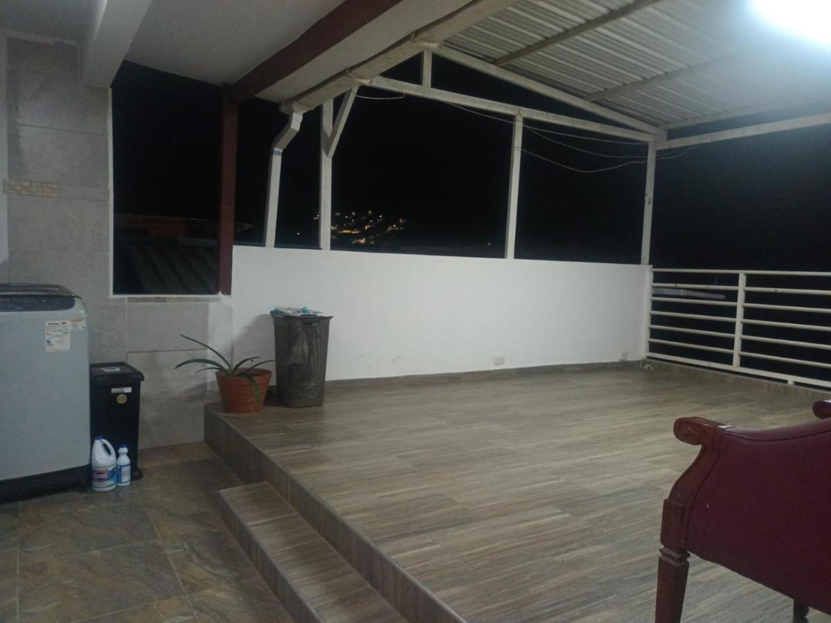Habitacion confortable centrica en Yumbo cerca al aeropuerto y centro de eventos - Ferienwohnung