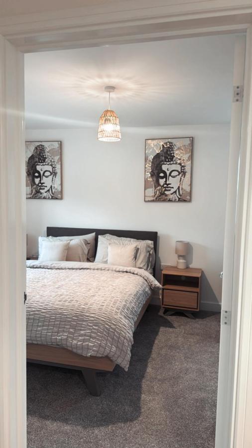 3 Bedroom Brand New Whiteley Home with Hot Tub - B&B